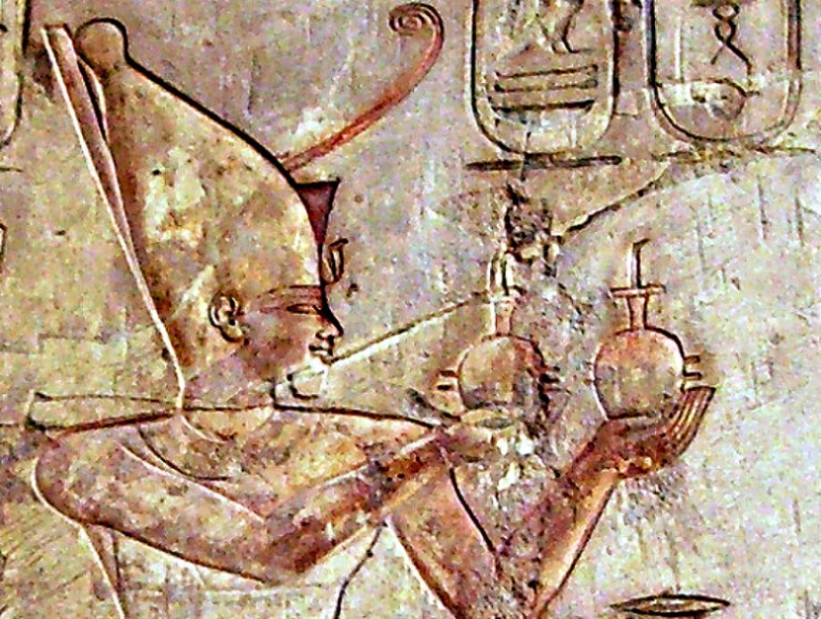 Portada - Detalle de un relieve con la efigie de Psamético I perteneciente a la tumba de Pabasa situada en Tebas, Egipto. (Public Domain)
