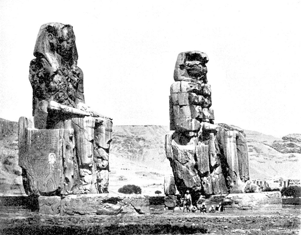 Portada - Los Colosos de Memnón fotografiados en 1908. (Public Domain)