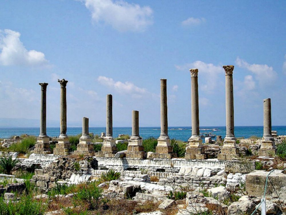 Portada - Tiro (Líbano), columnas de lo que se cree era una palestra (lugar de entrenamiento para atletas) en el sector de excavaciones de Al Mina.