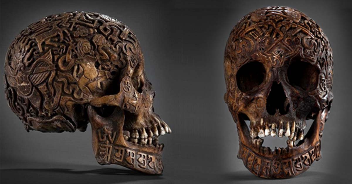 Portada - El misterioso cráneo tallado visto de perfil y de frente. (Klemens)