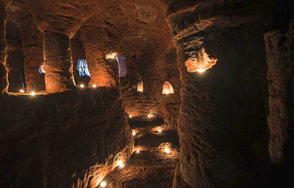 Portada - Fotografía reciente de las cuevas de Caynton a la luz de las velas. (Shropshire Star)