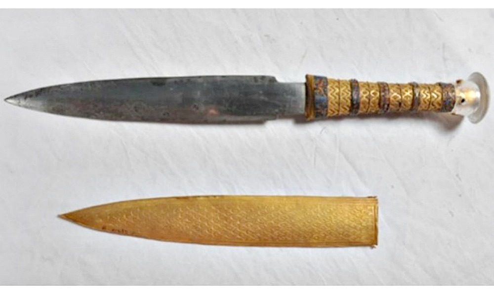Portada - Daga del ajuar funerario de Tutankamón forjada con hierro procedente de un meteorito. (DaniellaComelli/Universidad de Pisa)