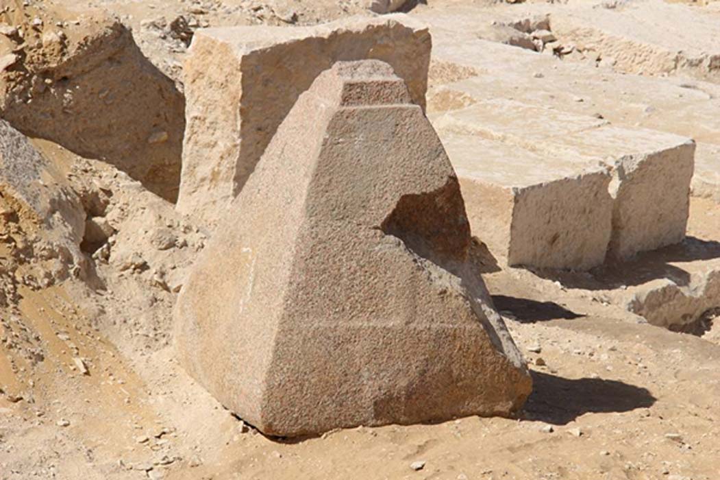 El piramidión recientemente descubierto. Fotografía: Ministerio de Antigüedades de Egipto