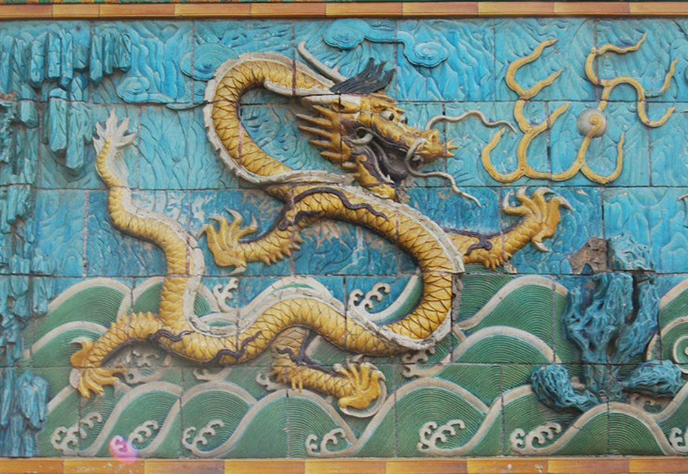 Portada - Detalle del Muro de los Nueve Dragones de la Ciudad Prohibida de Beijing, China. (Wing/GNU Free)