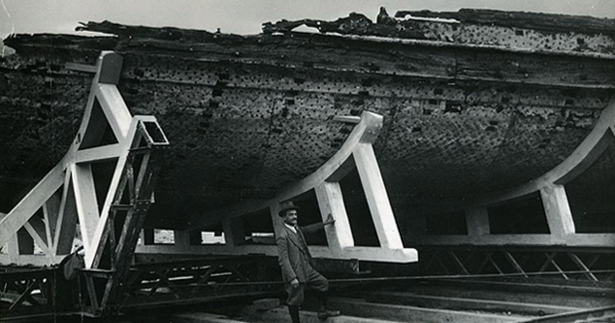 Portada - Casco de uno de los barcos de Nemi recuperados en los años 20. Museo de Ciencia y Tecnología de Milán. (Dominio público)
