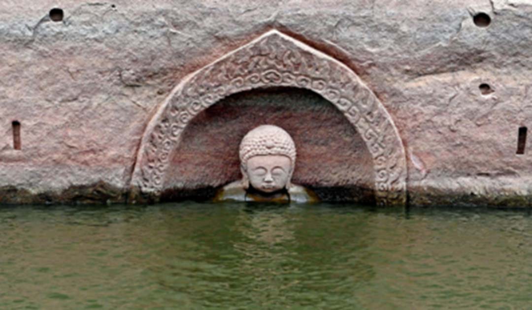 Portada - La cabeza de la estatua de Buda de 3,80 metros de alto ha quedado al descubierto al bajar el nivel de las aguas del embalse chino de Hongmen, creado en el año 1958. (Xinhua/Wan Xiang)