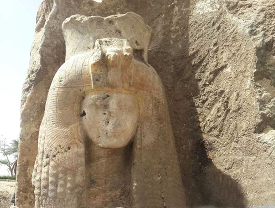 Portada - La estatua de alabastro de la reina Tiy recientemente descubierta. Fotografía: Ministerio de Antigüedades de Egipto