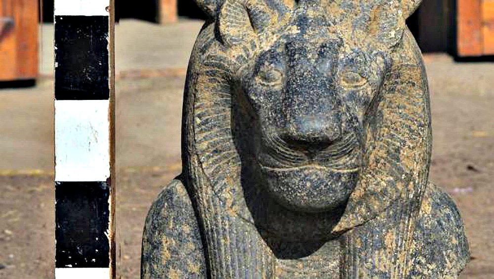 Portada - Una de las imponentes esculturas de la diosa-leona Sejmet recuperadas recientemente. (Fotografía: ABC)