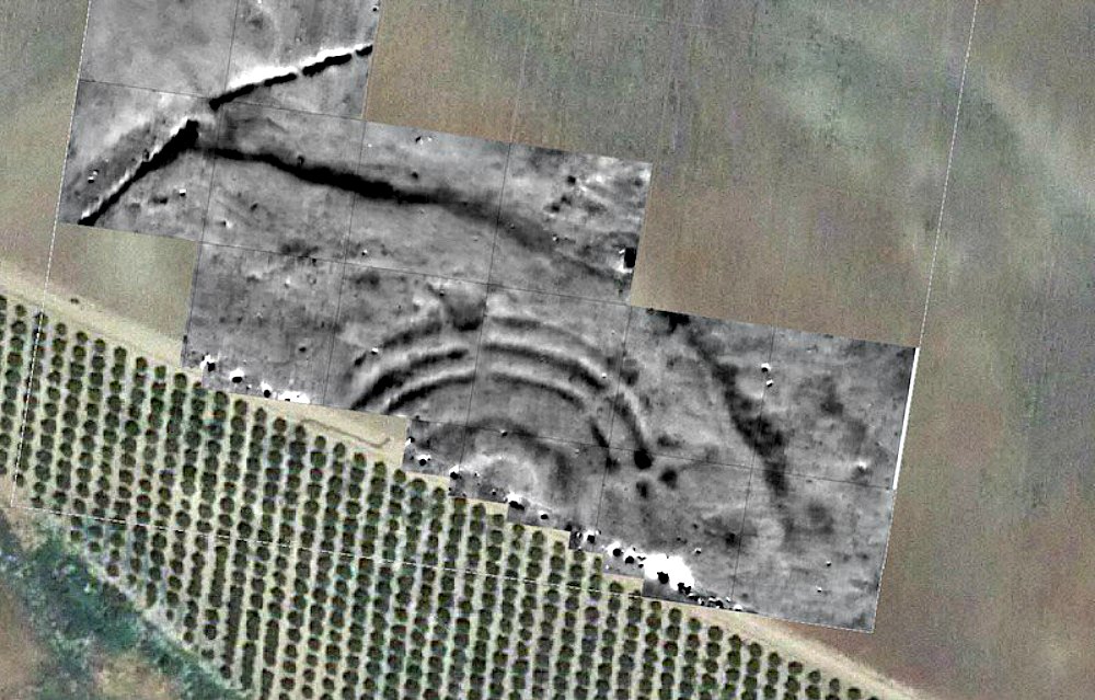 Portada - Fotografía digitalizada de la antigua estructura de anillos concéntricos descubierta recientemente en Sevilla, España. (Fotografía: La Brújula Verde)