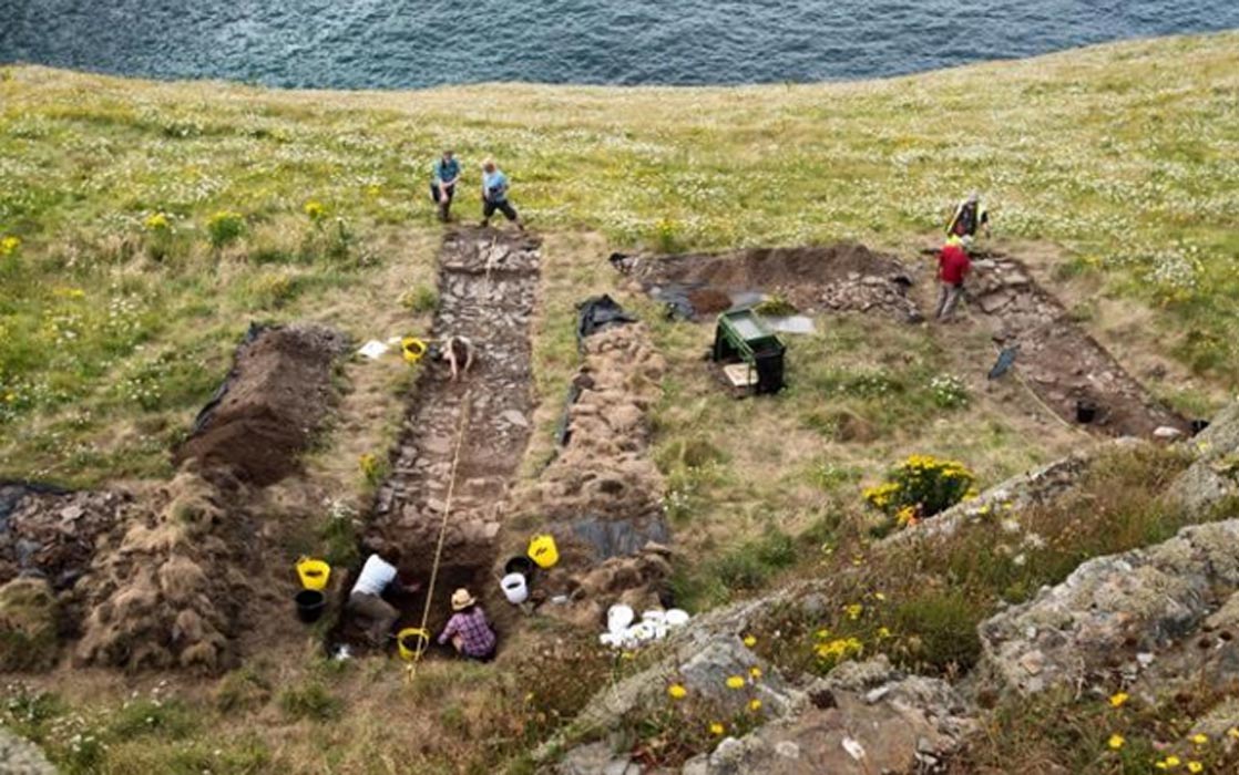 Portada - Excavaciones arqueológicas en el castillo de Tintagel. (Emily Whitfield-Wicks)