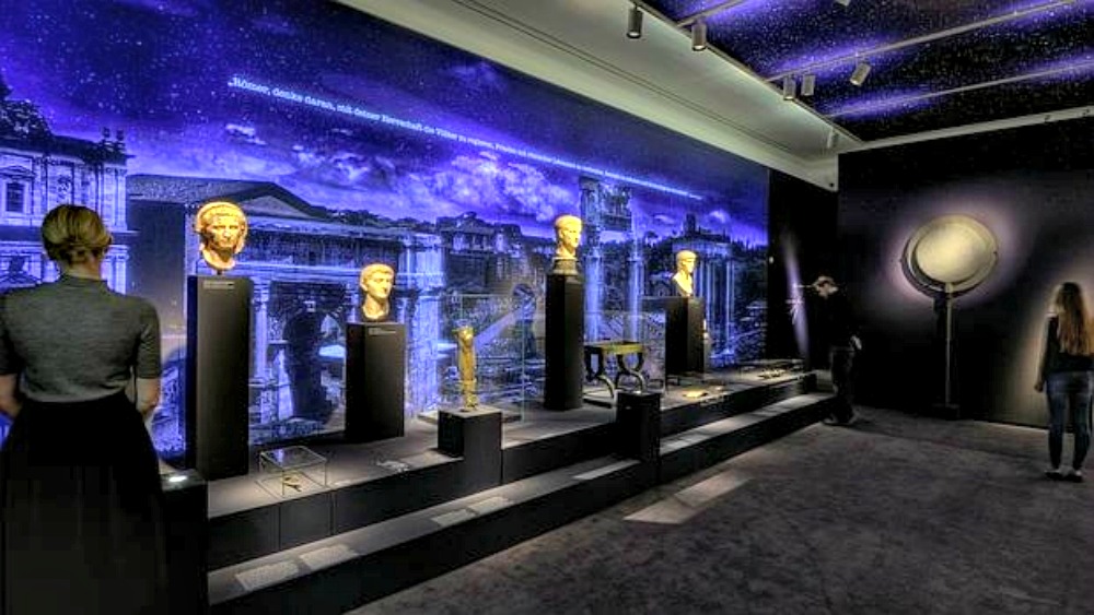 Portada - Visitantes en la exposición «Nerón, emperador, artista y tirano», realizada en Trier (Alemania) (Fotografía: GDKE/ABC)