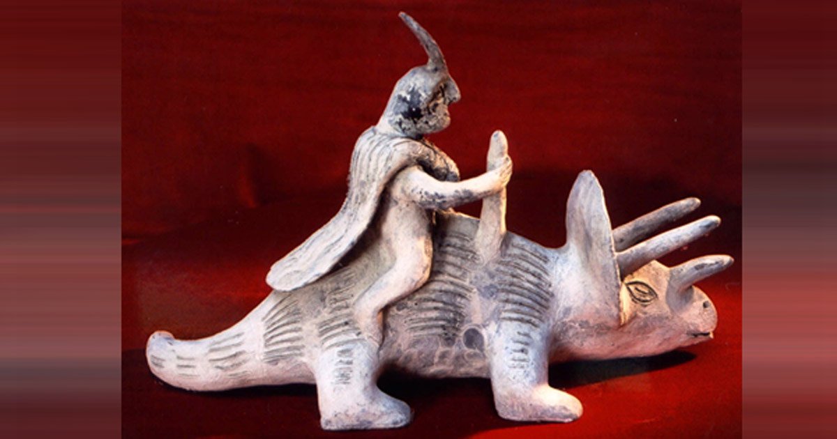Portada - Famosa figurita de Acámbaro que representa a un ser humano a lomos de lo que parece ser un dinosaurio. (Creative Commons)