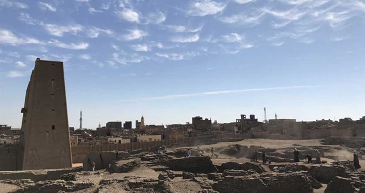 Portada - El emplazamiento de las excavaciones en Tell Edfu (con el templo de Horus y la moderna ciudad de Edfu al fondo). Fuente: G. Marouard