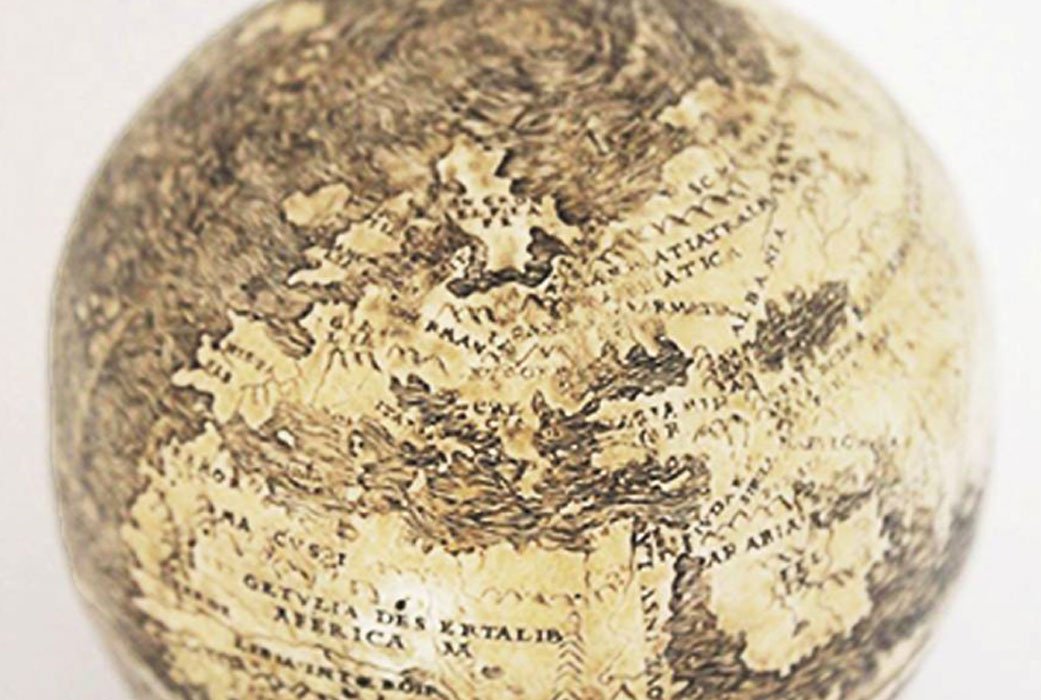 Portada - Este globo terráqueo de 1504 podría constituir la representación más antigua conocida del Nuevo Mundo. Curiosamente, está grabado sobre dos mitades inferiores de cáscara de huevo de avestruz unidas. Fotografía: Washington Map Society
