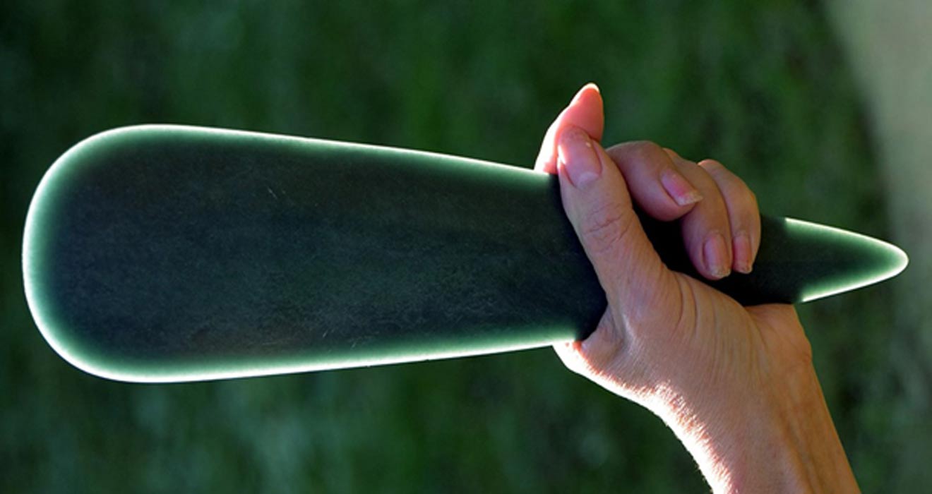 Portada - Hoja de hacha de jadeíta datada en la Edad de Piedra. Fotografía: Proyecto Jade