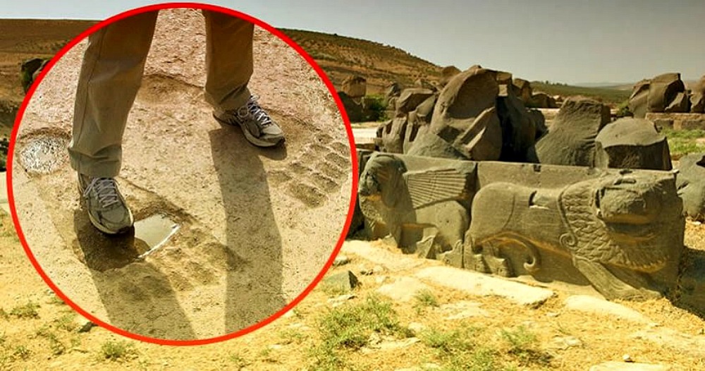 Portada - Comparativa de tamaño entre las huellas de un adulto humano y las extrañas pisadas talladas en el suelo del templo de Ain Dara. (Imagen: Código Oculto)