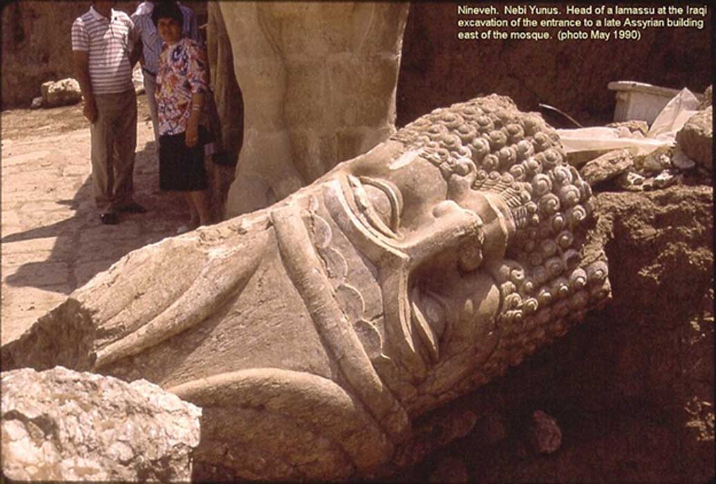 Portada - El ahora destruido Nebi Yunus de Nínive. Arqueólogos iraquíes excavan la entrada monumental a un edificio asirio tardío. En primer plano podemos ver una gran cabeza perteneciente a la escultura de un hombre- toro. (CC BY-SA 3.0)