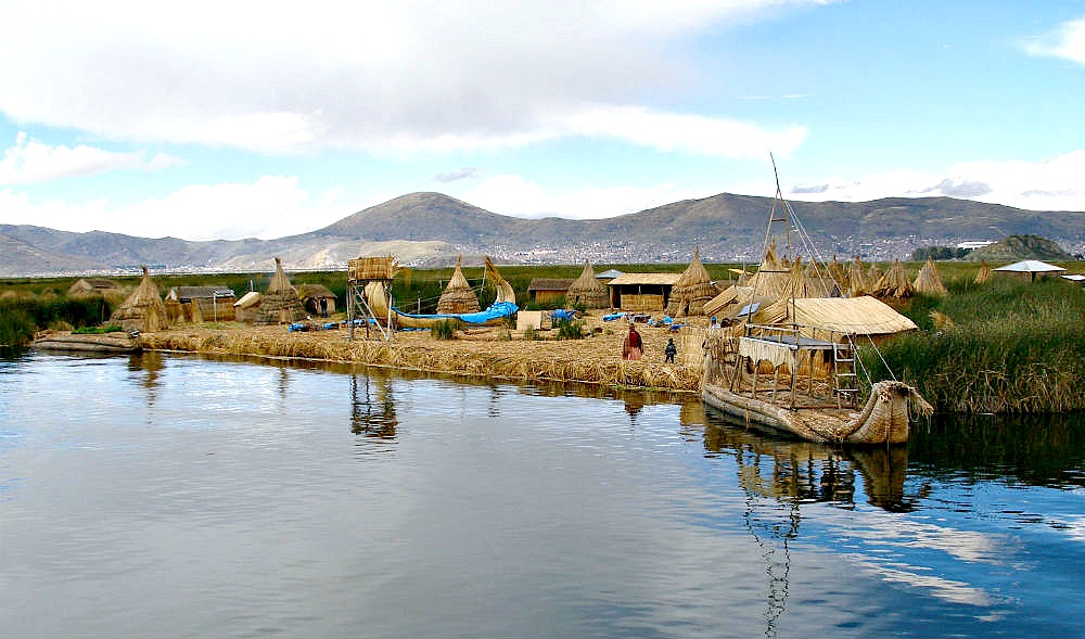 Portada - Panorámica de una de las islas flotantes existentes en el Lago Titicaca. (Thomas Quine/CC BY-SA 2.0)