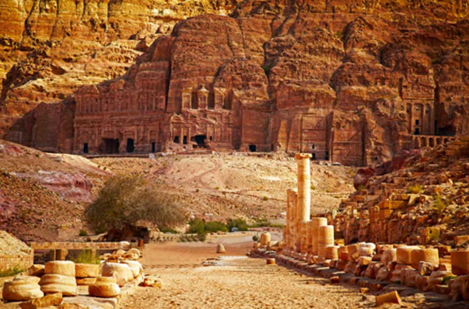 Portada - La antigua y monumental ciudad de Petra se alza en el desierto jordano. (BigStockPhoto)
