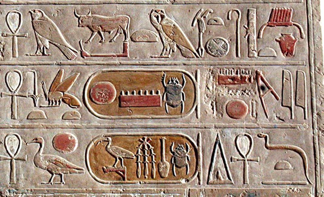 Portada - Cartuchos pintados de Tutmosis III, relieve de uno de los templos de Deir el-Bahari. (CC BY SA 3.0)