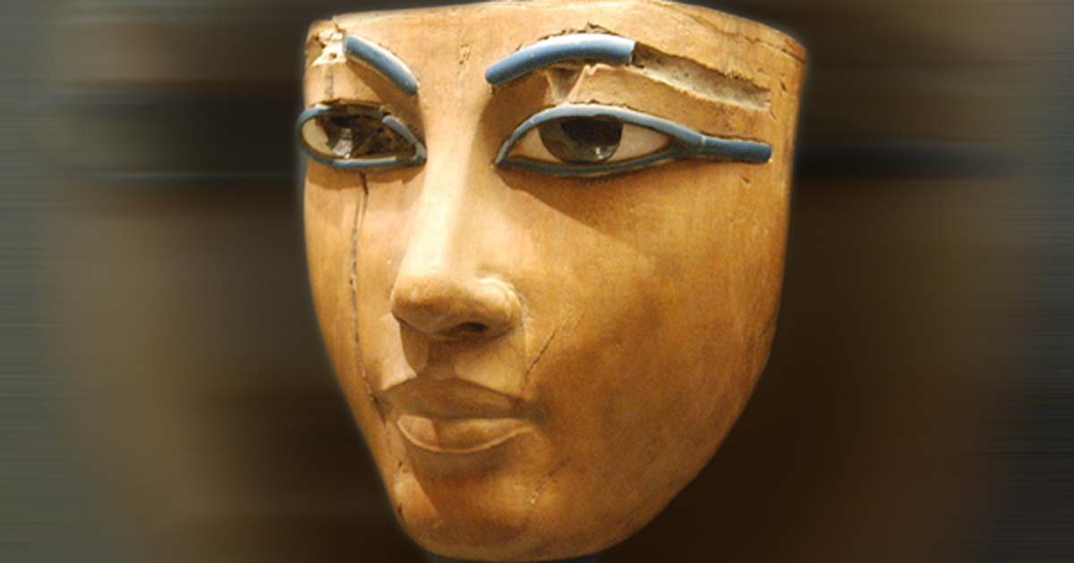 Portada - Antigua máscara funeraria egipcia, Museo del Louvre, París. (CC by SA 3.0 / Janmad)