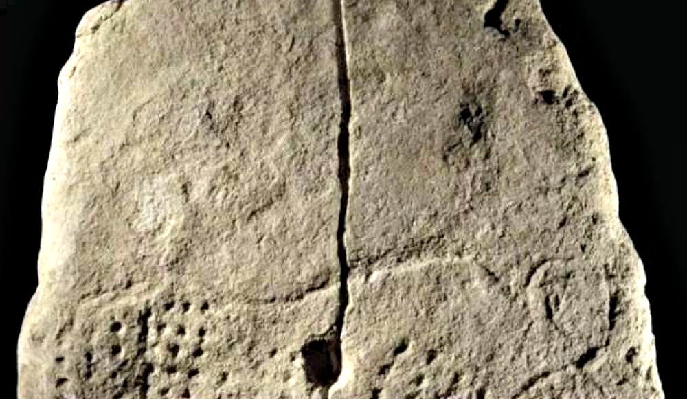 Portada - Losa con diseño de un uro adornado con una serie de orificios alineados. La pieza data de 38.000 años atrás. (Fotografía: La Gran Época)