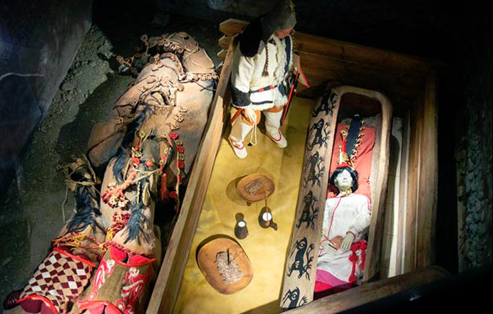 Portada-Este maniquí – una réplica exacta – está expuesto en el museo, pero en ‘ocasiones especiales’ a algunos VIPs se les ‘ofrecería la oportunidad de ver a la momia auténtica’. Fotografía: Autotravel.ru