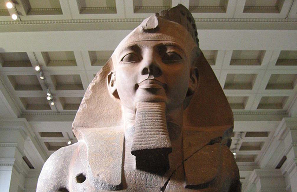 Portada - El joven Memnón, parte de una colosal estatua de Ramsés hallada en el Ramesseum y expuesta actualmente en el Museo Británico. (CC BY-SA 3.0)