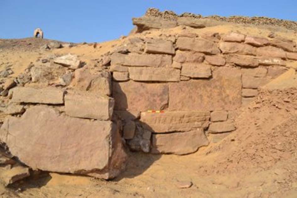 Portada - El muro recientemente desenterrado en el antiguo yacimiento egipcio de Qubbet Al-Hawa. (Fotografía: Ministerio de Antigüedades)