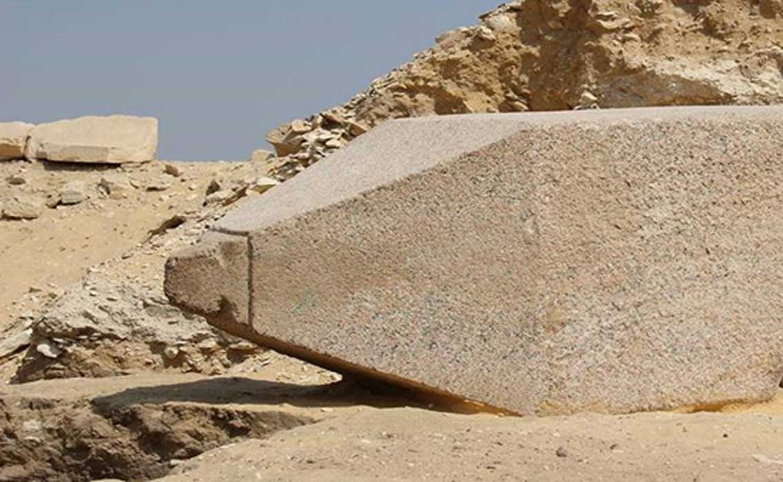Portada - El obelisco recientemente descubierto en Saqqara, dedicado a una reina del Imperio antiguo. Fotografía: Ministerio de Antigüedades de Egipto