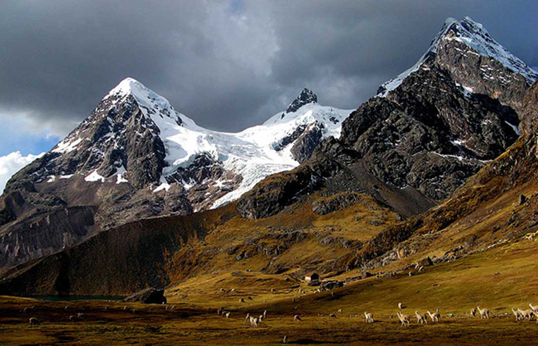 Portada - Estribaciones de la impresionante montaña peruana de Ausangate (CC BY-SA 3.0)