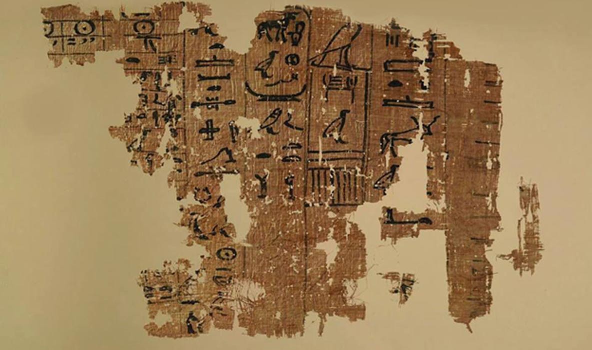 Portada - Uno de los papiros del antiguo diario de un inspector de obras egipcio, que documenta algunos detalles relacionados con las últimas fases de la construcción de la Gran Pirámide de Guiza. (Fotografía: Egyptian Ministry of Antiquities)