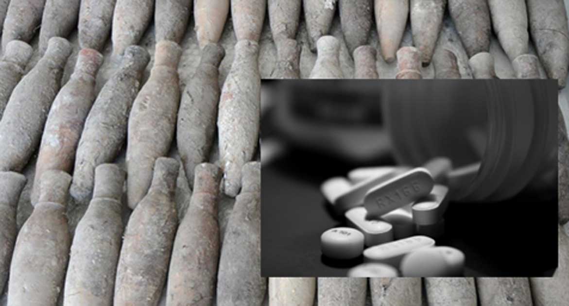 Portada - General: Antiguas botellas cerámicas con medicamentos halladas en Turquía. Detalle: píldoras antidepresivas modernas. (Ashley Rose / Flickr)