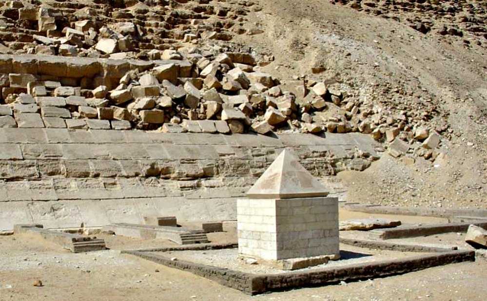 Portada - Vista panorámica del piramidión de la Pirámide Roja de Dashur. (Fotografía: Historia Enigmática).