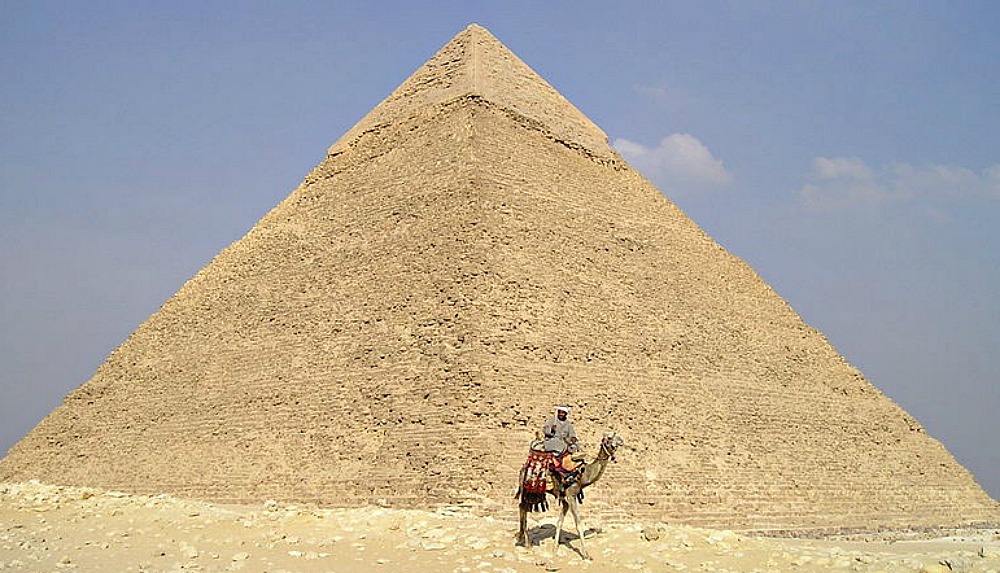 Portada - Panorámica de la pirámide de Kefrén. (Dominio público) 