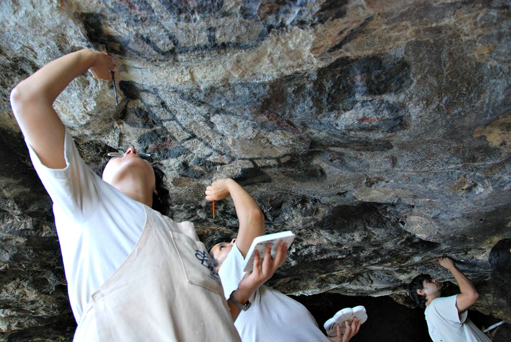 Portada - Especialistas del INAH durante las labores de restauración del conjunto pictórico de la cueva de Oxtotitlán. (Fotografía: Julio Bronimann/INAH)