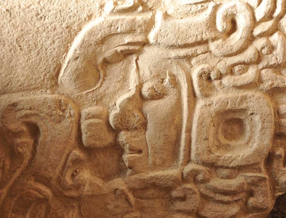 Portada - Detalle de la Estela 1, Fragmento 1, anverso. La Corona, Guatemala. Fuente: David Stuart