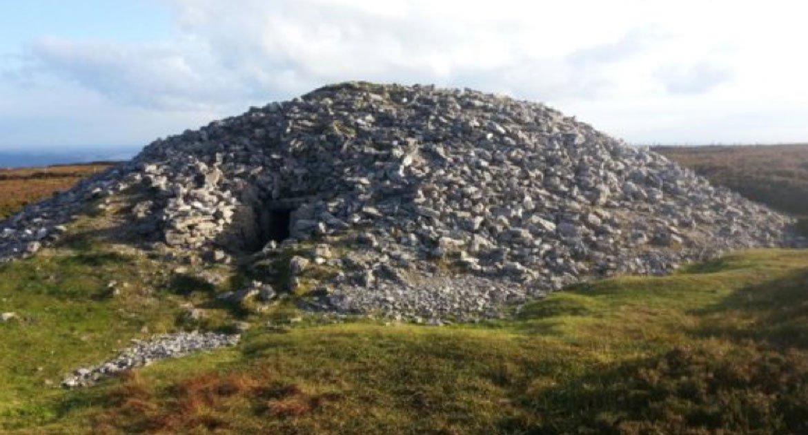 Portada - Cairn K – parte del complejo de tumbas de corredor de Carrowkeel, situado en el condado de Sligo del noroeste de Irlanda. Su antigüedad es de unos 5.000 años. Fotografía: Sam Moore