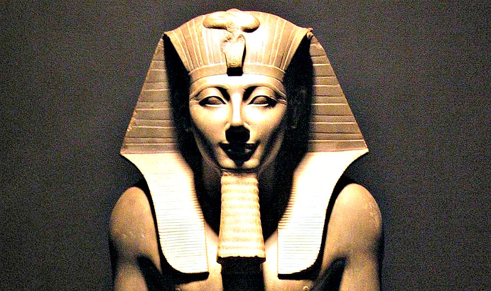Portada - Detalle de la escultura de basalto del faraón Tutmosis III ubicada en el Museo de Luxor, Egipto. (Public Domain)