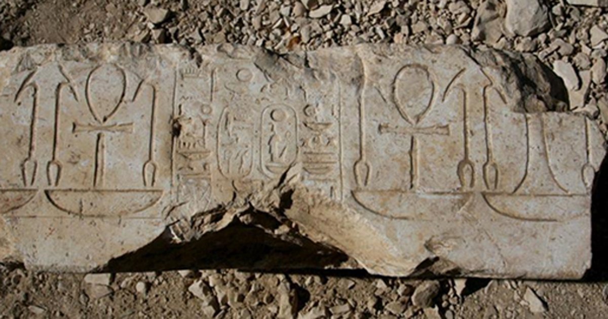 Portada - Base de la estatua que ha permitido identificar los restos del edificio descubierto hace más de 40 años por el arqueólogo egipcio Abu el-Ayun Barakat. (Fotografía: J. Iwaszczuk)