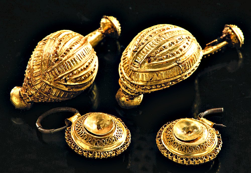 Portada - Tesoros de la cultura de Hallstatt: las fíbulas de bronce recubiertas de oro (longitud: 50 mm) y los colgantes (diámetro: 20 mm) hallados en la tumba del niño. (Fotografía: Antiquity/Cambridge Core)