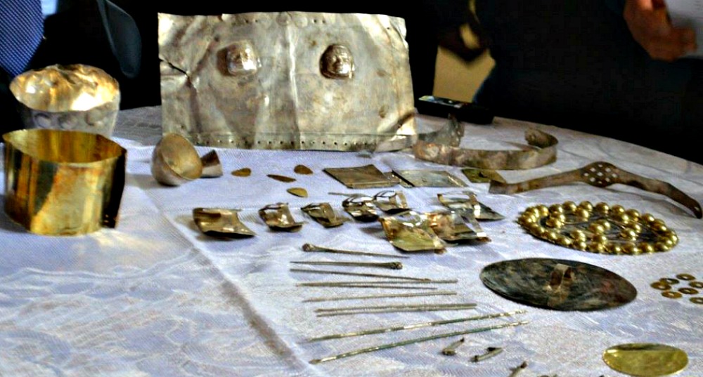 Portada - Algunos de los valiosísimos objetos de oro y plata descubiertos hace algunas semanas en Perú. (Fotografía: Arqueología del Perú). 