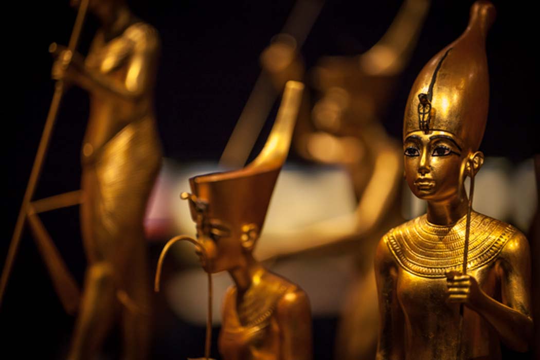 Portada - Piezas de oro halladas en el interior de la tumba de Tutankamón. (Talking Beautiful Stuff)
