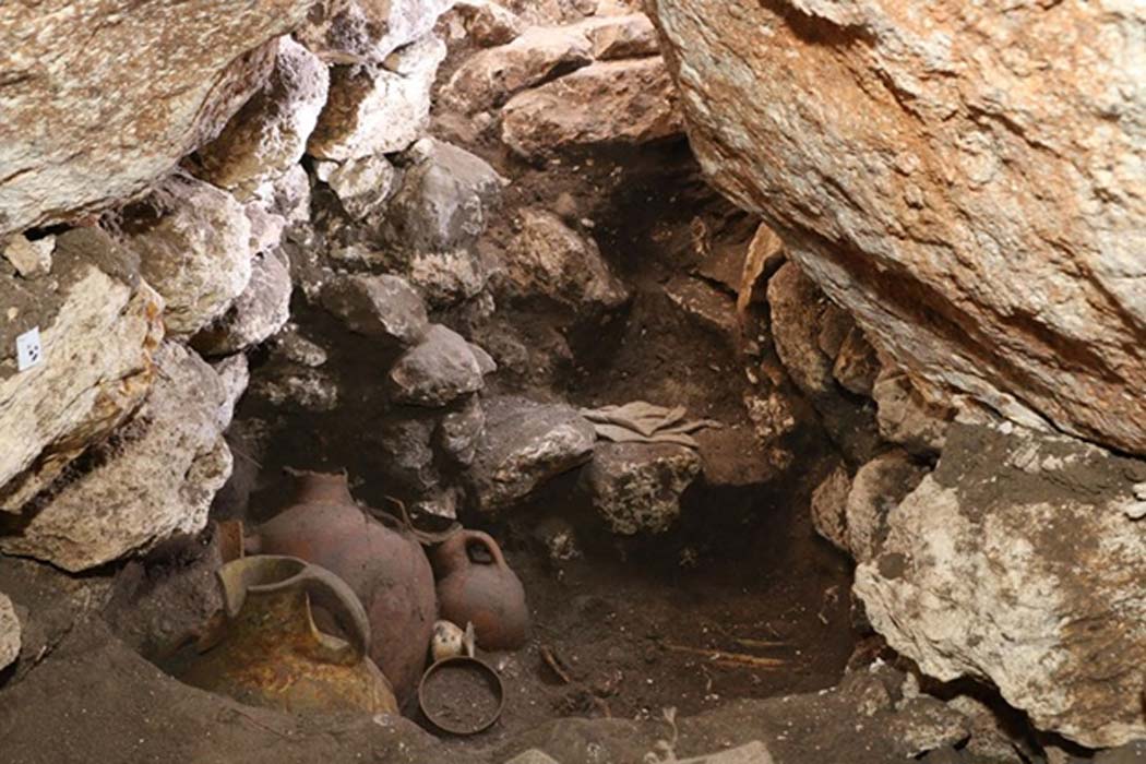 Portada - Los arqueÃ³logos quedaron asombrados al descubrir la tumba, repleta de ofrendas funerarias y restos humanos â€”intactos desde hace 3.600 aÃ±os. Fuente: Robert S. Homsher