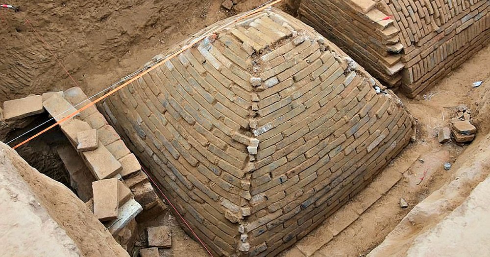 Portada - Vista superior de la tumba con forma piramidal descubierta recientemente en China. (Fotografía: Código Oculto) 