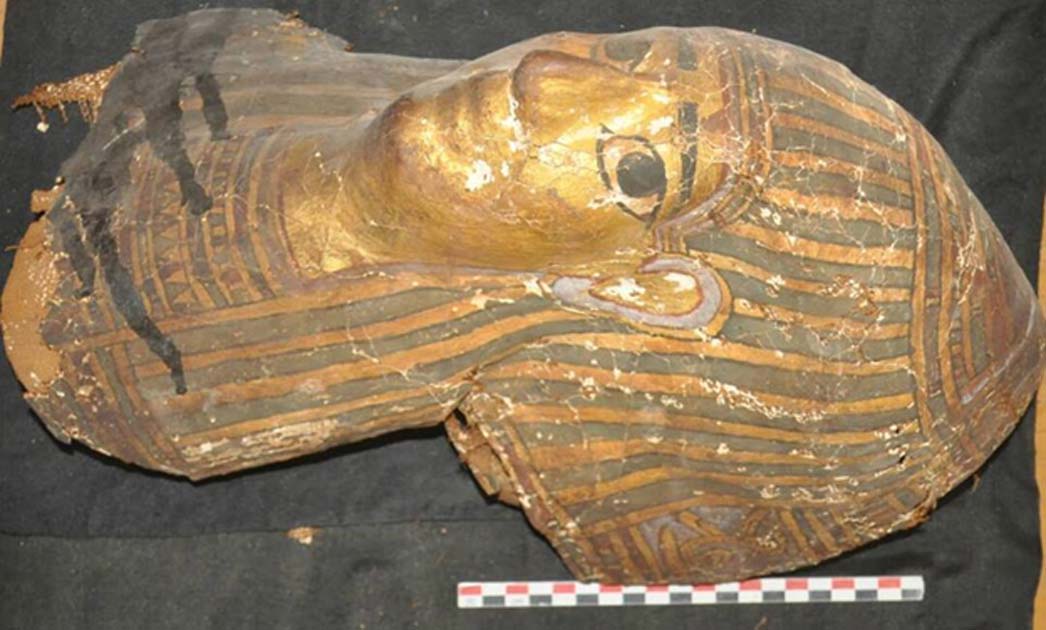 Portada - Ataúd dorado descubierto recientemente en una de las tumbas de Asuán. (Ministerio de Antigüedades de Egipto)