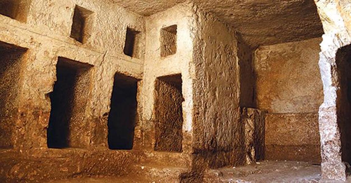 Portada - Algunas de las tumbas labradas en la roca halladas en el sudeste de Turquía y que posiblemente albergaran los restos de una familia real de Osroena. (Fotografía: Hurriyet)