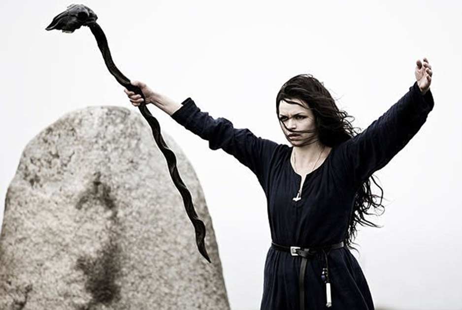 Portada - Reconstrucción del posible aspecto de una antigua bruja vikinga empuñando uno de sus temibles bastones mágicos (DailyMail)