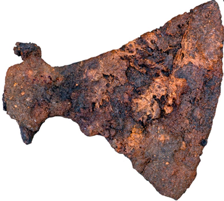 Los arqueólogos hallaron un hacha de gran tamaño enterrada como ajuar funerario en una de las tumbas (Fotografía: Museo de Silkeborg)