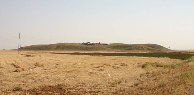 Panorámica de Tell Mozan (al noreste de Siria), antigua Urkesh, desde el norte (Wikimedia Commons)